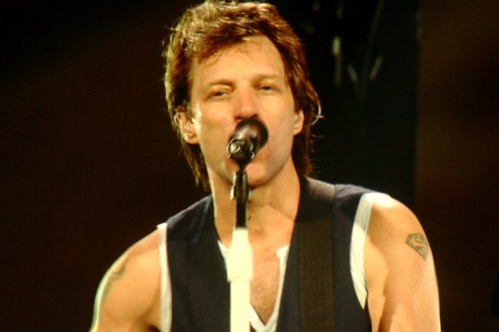 Ao longo de sua carreira, Jon Bon Jovi foi aclamado por sua capacidade de misturar rock com baladas emocionantes, mantendo uma conexão com seu público. Reprodução: Flipar