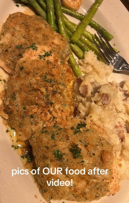 Huff compartilhou fotos do seu jantar no restaurante, composto de carne com purê e risoto com molho de camarão. Porém, dentro da caixa embalada que levou para casa havia restos de macarrão com molho branco, pizza de queijo e pães com tomate. Nos comentários da postagem, usuários relataram ter passado por situações similares em outras unidades dessa mesma rede de restaurantes. Outros sugeriram providências, como pedir ao estabelecimento o reembolso do jantar como reparação pelo erro.
 Reprodução: Flipar