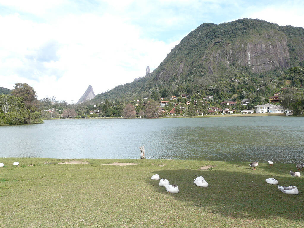 O Lago Comary é uma forma de desfrutar da natureza e observar de longe a sede da CBF em Teresópolis. Foto: Reprodução/Flickr