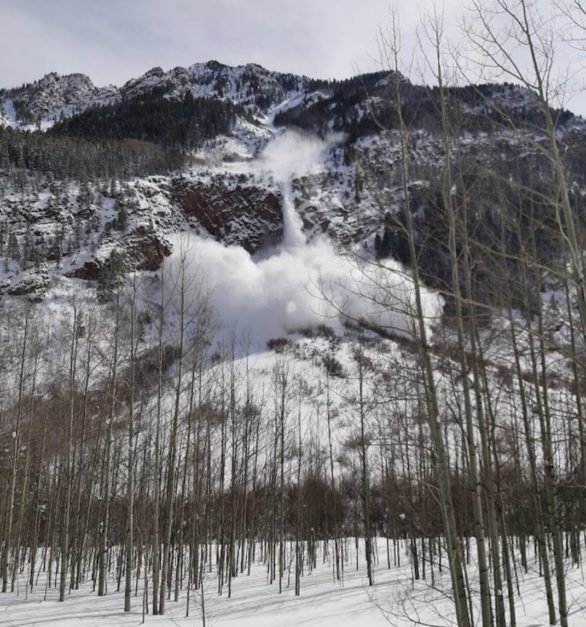 As avalanches são movimentos rápidos de grandes massas de neve que descem por encostas montanhosas, podendo carregar pedras, árvores e detritos em seu caminho. Reprodução: Flipar