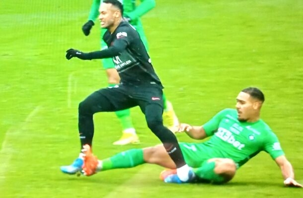 Às vésperas das oitavas da Liga dos Campeões, em fevereiro de 2021, Neymar sentiu dores musculares em duelo pelo PSG. Após exames apontarem uma lesão de grau 2 no adutor da coxa esquerda, o astro ficou fora por mais de um mês. Reprodução TV