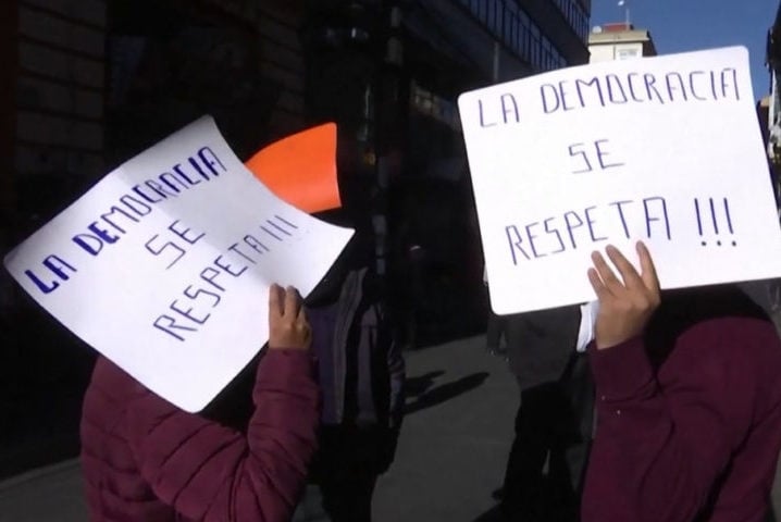 Em várias cidades da Bolívia, incluindo La Paz, a população saiu às ruas para protestar contra a tentativa de golpe. Reprodução: Flipar