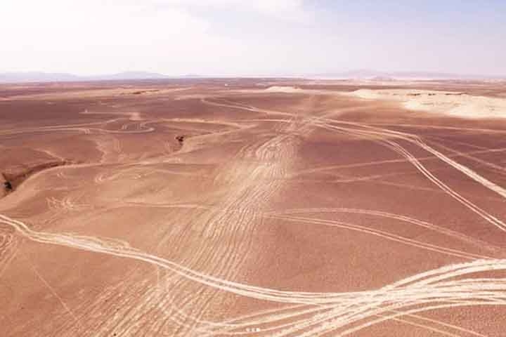As imagens mostram os geoglifos danificados pelas marcas de pneus deixadas por motocicletas e veículos 4x4 usados em corridas e expedições realizadas no Atacama. Reprodução: Flipar