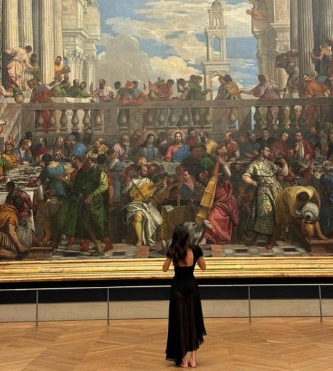 Muita gente não sabe, mas a visita ao Louvre pode ser reservada em certas situações. O museu tem uma tabela para casos especiais e, de acordo com a CNN, a locação por 90 minutos de passeio exclusivo, para até 4 pessoas, custa 34 mil euros (cerca de R$ 212 mil).  Reprodução: Flipar