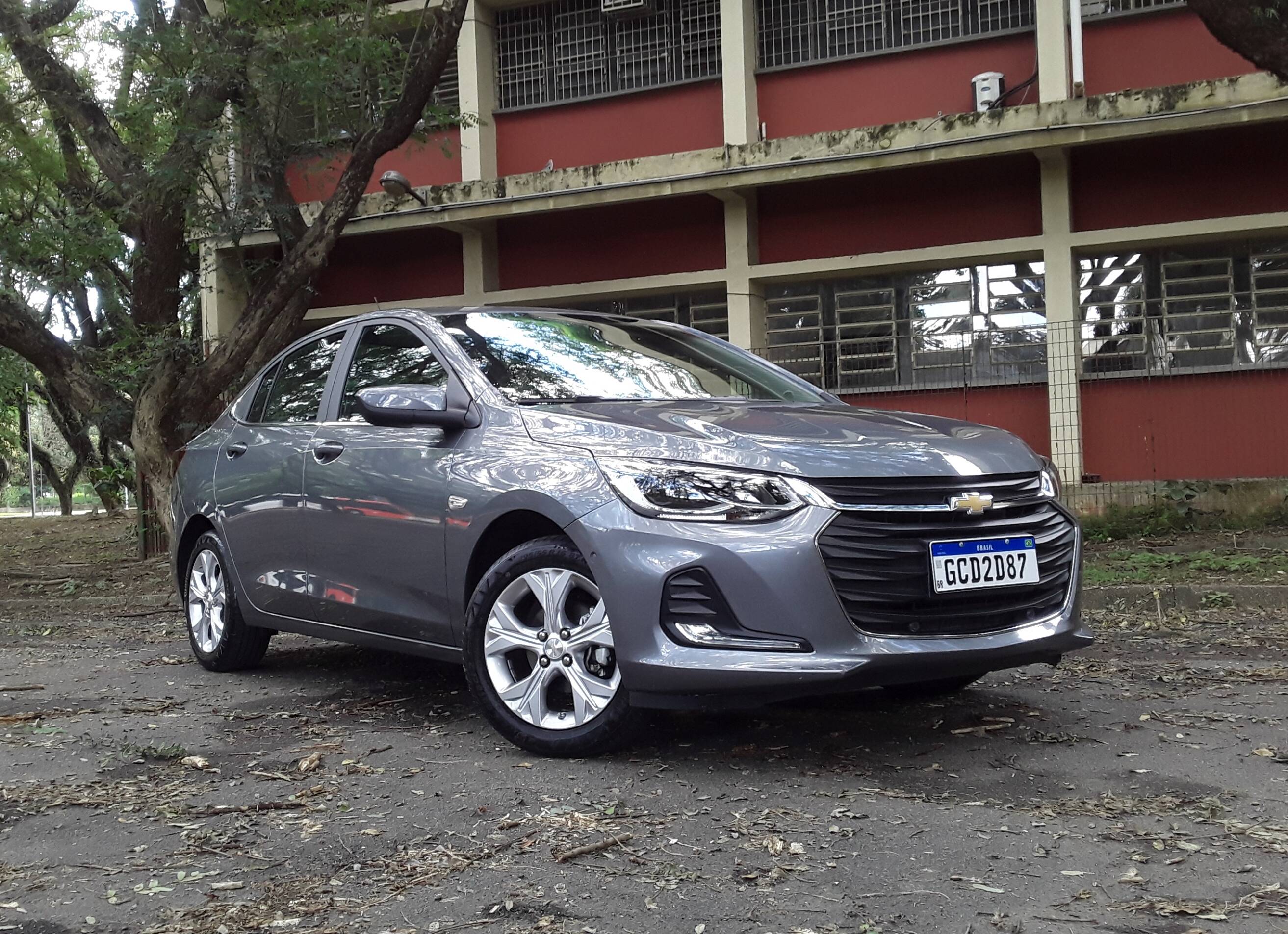 Teste: Chevrolet Onix Plus é mais rápido, econômico e barato que o VW Virtus