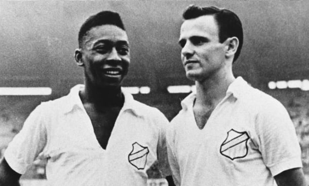 O eterno camisa 10 aparecerá na parte superior do estádio, com seu tradicional soco no ar e lances marcantes. O Rei Pelé é o maior artilheiro do estádio santista com 288 gols- Foto: Acervo / Santos FC 