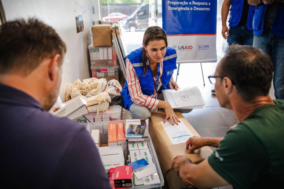 OIM entrega kits para abrigos no Vale do Taquari: Em 16 de janeiro de 2025, a OIM, em parceria com a Defesa Civil e a Secretaria de Desenvolvimento Social do RS, entregou kits para melhorar abrigos em Cruzeiro do Sul, Encantado e Muçum, auxiliando vítimas das enchentes de 2023 e 2024.. Foto: Divulgação
