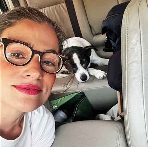 “Existem as responsabilidades parentais, mas há uma jornada muito maior, que é a do autoconhecimento. Tem a ver com amar em plenitude, e não meramente o espelho, a projeção que gostaria de ver no outro. Isso é um engano, limitado. É para se atirar e entender: ‘Quem é você? Surpreenda-me’”, completou.
 Reprodução: Flipar