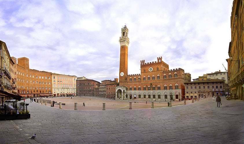 Piazza del Campo – Siena, Itália - Construída na Idade Média, tem formato de concha e recebe a tradicional corrida de cavalos Palio di Siena. Seu design e atmosfera medieval a tornam única na Toscana. É um dos pontos históricos mais preservados da Itália.
 Reprodução: Flipar