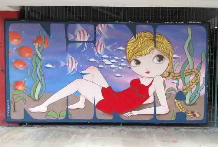 Representante da geração de artistas grafiteiros dos anos 90, Nina Pandolfo já teve suas criações expostas em galerias e museus pelo mundo. Ela é conhecida pelas pinturas singulares de meninas com olhos grandes e de forte expressão. Reprodução: Flipar