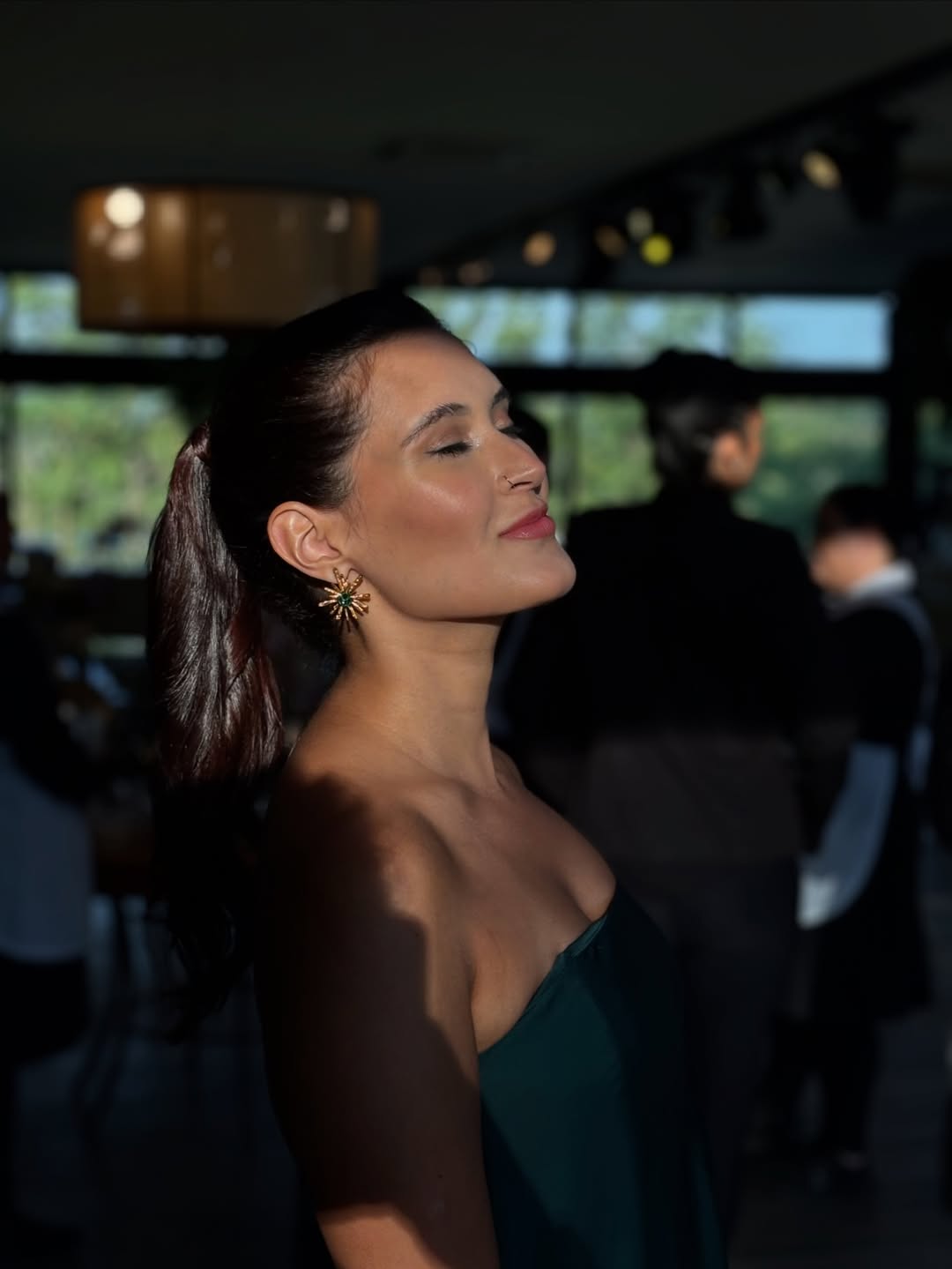 Beatriz Bonemer faz foto em evento. Foto: Reprodução/ Instagram @biabonemer