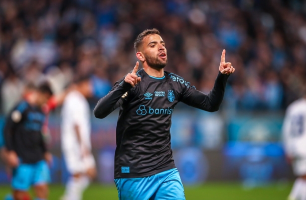 PEPÊ - Foi o único jogador do Grêmio que ainda conseguiu criar alguma coisa, mas sem oferecer grandes perigos ao Internacional - Nota 6,0 -  Foto: Lucas Uebel/Gremio FBPA