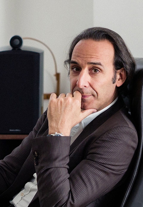 Alexandre Desplat (1961 - 60 anos) - Compositor francês, tem mais de 170 trilhas de filmes, principalmente na França e em Hollywood. Ganhou o Oscar pelos filmes A forma da Água e Grande Hotel Budapeste. Compôs a música do filme que encerra a saga de Harry Potter: Relíquias da Morte. Reprodução: Flipar