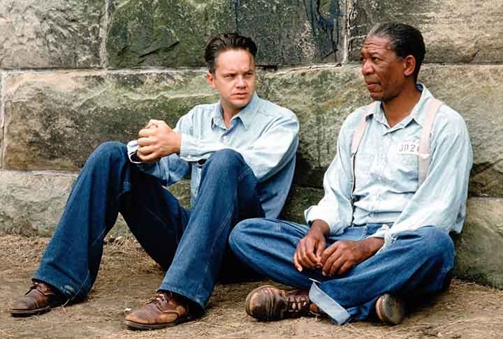Um Sonho de Liberdade (1994): dirigido por Frank Darabont e também baseado em conto de Stephen King. É um drama sobre a vida na prisão e a amizade. O filme segue Andy Dufresne (Tim Robbins), um banqueiro condenado a duas prisões perpétuas por um crime que não cometeu. Enquanto enfrenta as adversidades da vida prisional, ele forma uma amizade com Red (Morgan Freeman), um prisioneiro de longa data. Andy usa sua inteligência e habilidades para transformar a prisão e ajudar seus companheiros, enquanto mantém a esperança de um futuro melhor. Reprodução: Flipar