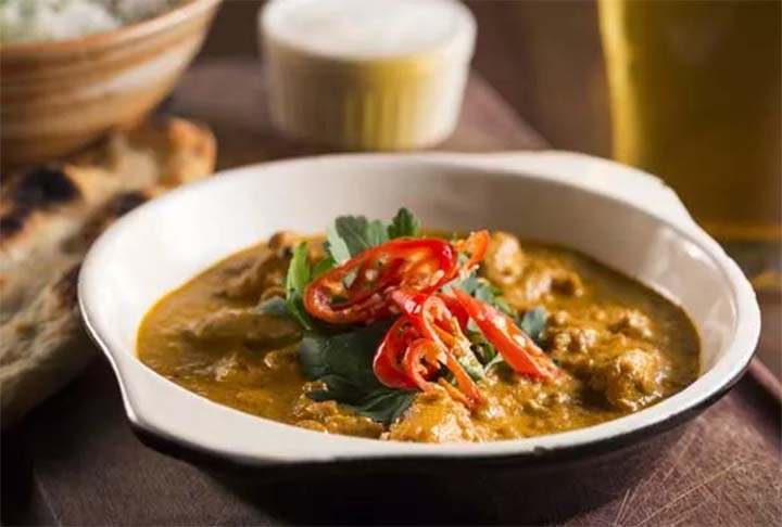 Curry indiano: a base para este prato é uma mistura de especiarias e ervas batidas em pilão. Famoso na Índia (pasta feita com cominho, canela, gengibre e cardamomo) e Tailândia (ingredientes frescos, como alho, gengibre e raiz de coentro), o curry pode ser incorporado ao iogurte natural ou leite de coco para marinar pedaços de frango, carnes ou peixe.  Reprodução: Flipar