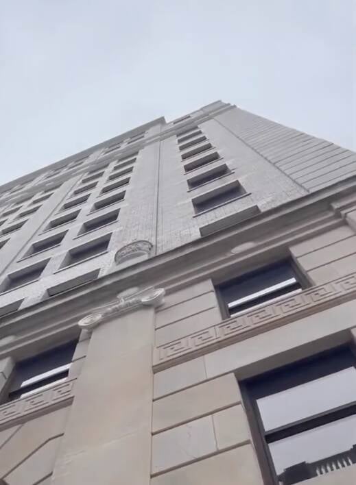Homem caiu do 9º andar de prédio. Foto: Reprodução / NY Post
