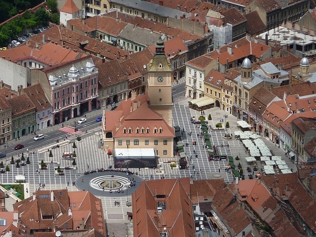 O castelo fica perto da cidade de Brasov, que serve para estadia dos visitantes e que, por si só, tem atrativos históricos e culturais que agradam aos turistas.  Reprodução: Flipar