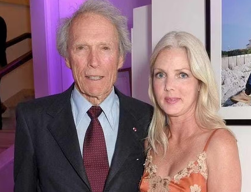 O ator e diretor de cinema Clint Eastwood, de 94 anos, vive um período dificil. Ele perdeu a namorada, Christina Sandera, que  aos 61 anos.  Eles se conheceram em 2014 e passaram 10 anos juntos. Christina atuava como recepcionista do hotel e restaurante Mission Ranch, que pertence a Clint, na península de Monterey, na Califórnia,.Ela faleceu em julho.  Reprodução: Flipar