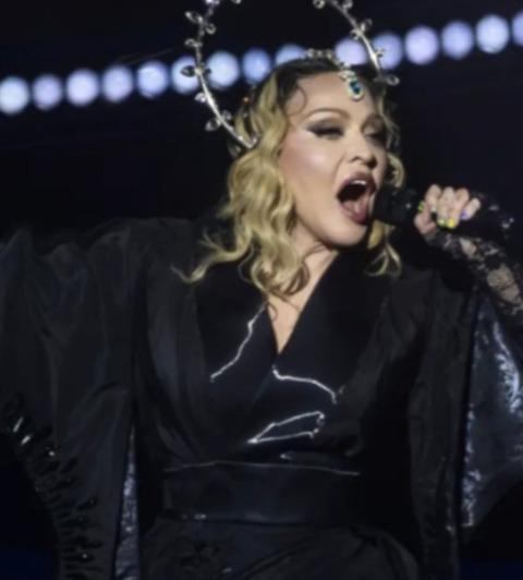 Madonna afirmou que para alcançar o verdadeiro sucesso é preciso ser espiritualizada. Para ela, espiritualidade não é religião, mas conexão a algo maior, ao propósito e a própria essência. E crê que essa força interior é o que sustenta a longevidade e a relevância em uma carreira marcada por reinvenções e desafios. Reprodução: Flipar