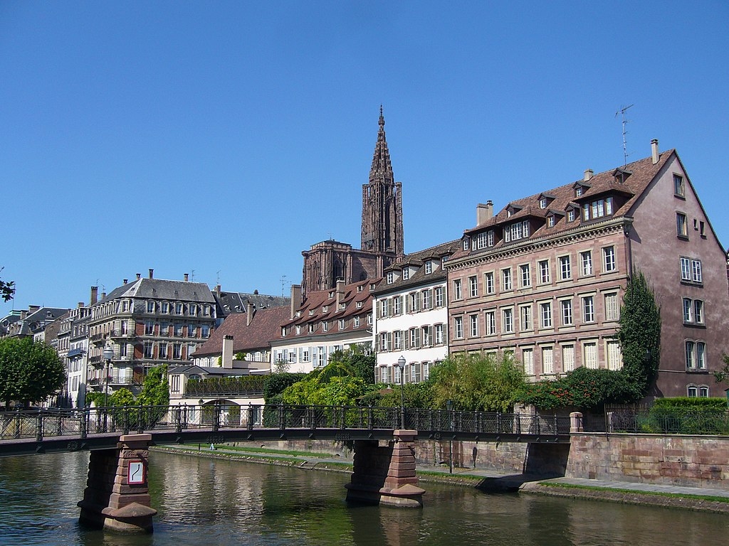 Estrasburgo (França) - Fica no leste do país, perto da fronteira com a Alemanha. O século I a.C. marcou a  fundação da cidade, que inicialmente foi dominada por celtas e romanos até ser incorporada ao Império Franco no século V (quando historicamente começa a Idade Média). Sua população é de aproximadamente 270 mil habitantes.  Reprodução: Flipar