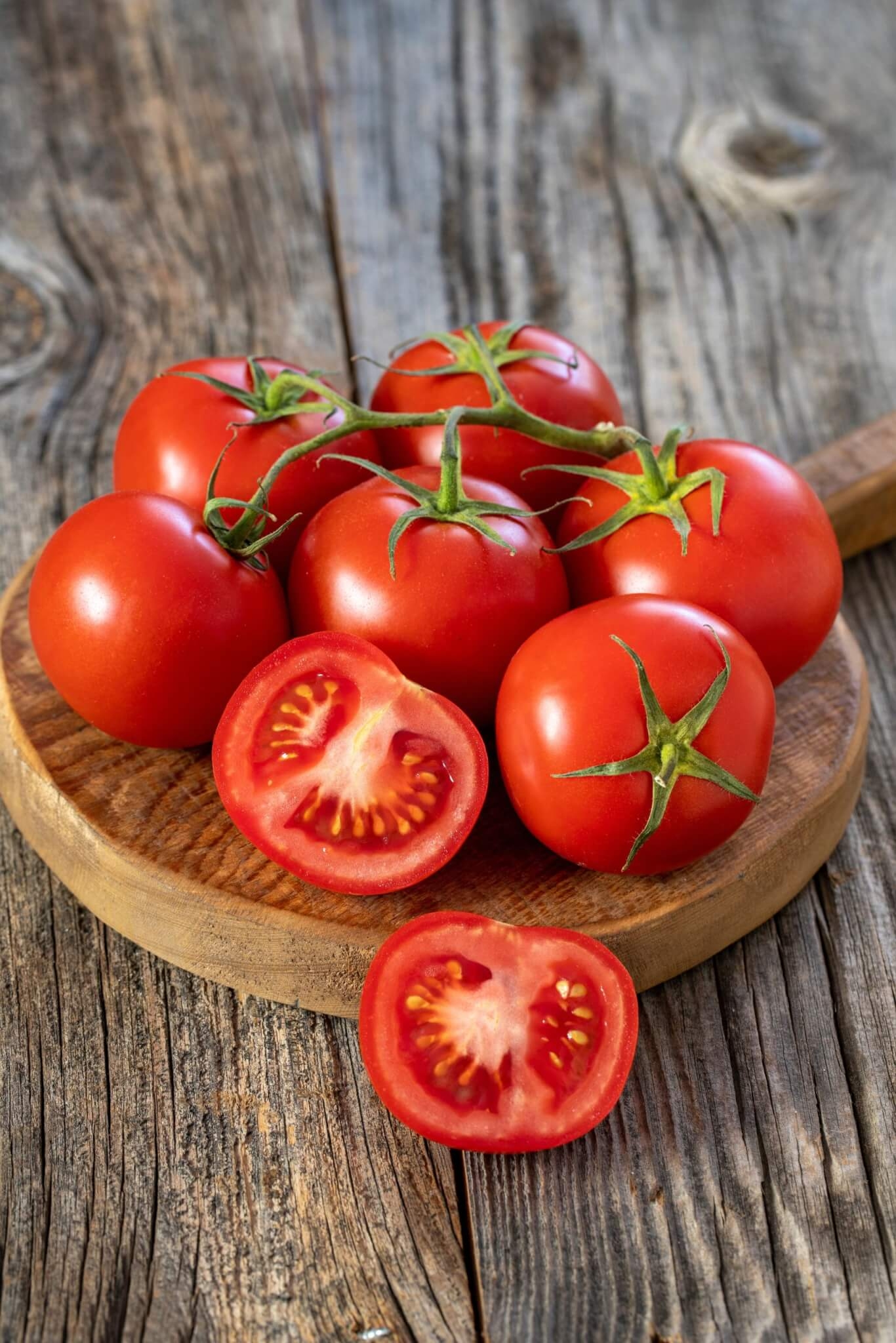 4. Tomate Por possuir vitamina C e licopeno, o tomate é um poderoso antioxidante que auxilia na proteção contra várias doenças. Assim, ele fortalece a imunidade e promove a saúde. Reprodução: EdiCase