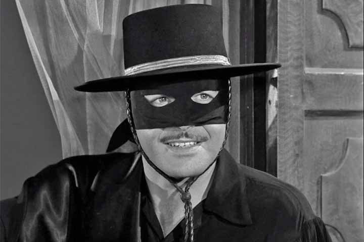 Em 1957, os estúdios Walt Disney começaram a selecionar atores para a série Zorro, e ele resolveu tentar a sorte, mais uma vez, em Hollywood. Zorro tornou Guy Williams um astro, além de resolver seus problemas financeiros, pois fora o salário, ele ainda recebia 2,5% dos lucros da série. Reprodução: Flipar