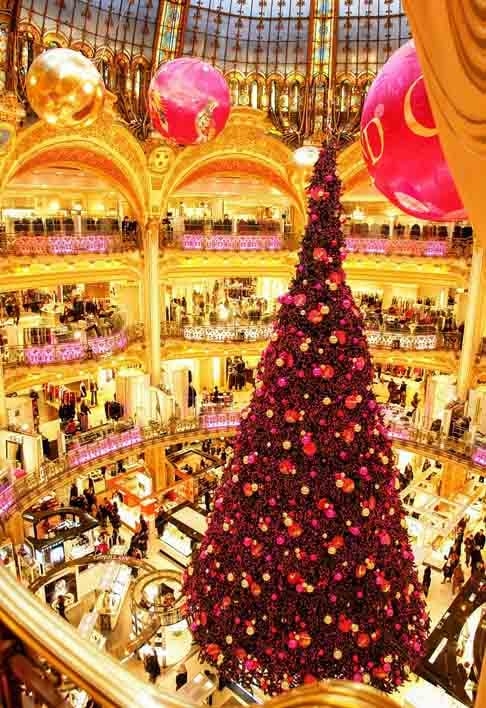 Já em Paris, uma das atrações de Natal é a árvore montada nas Galerias Lafayette. Todos os anos, desde 1976, adorna o centro da cúpula dos famosos grandes armazéns parisienses.  Reprodução: Flipar