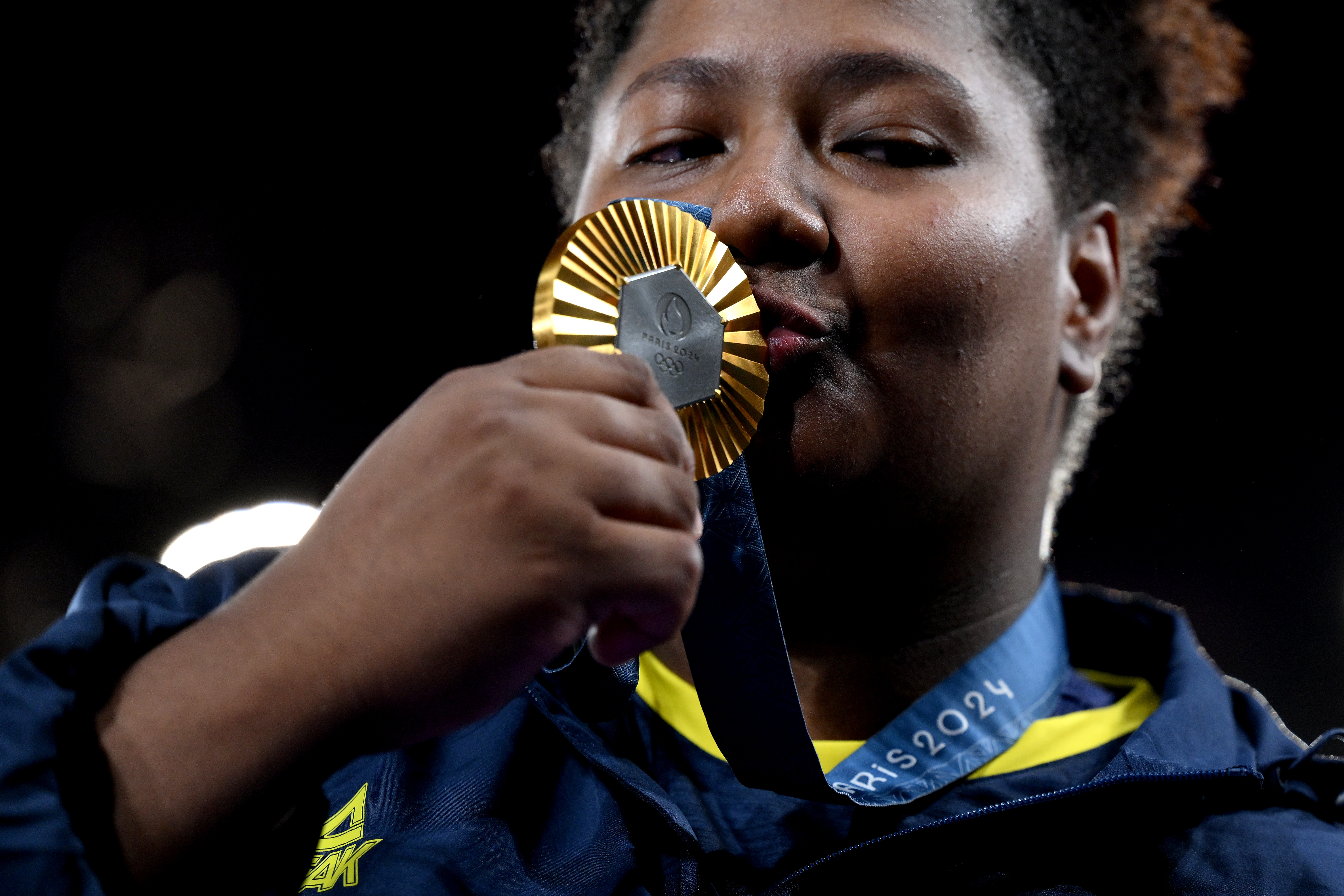  2 de agosto - A medalhista de ouro Beatriz Souza, do Time Brasil, beijando sua medalha no pódio após ganhar a primeira medalha de ouro do país nos Jogos Olímpicos Paris 2024. David Ramos/Getty Images