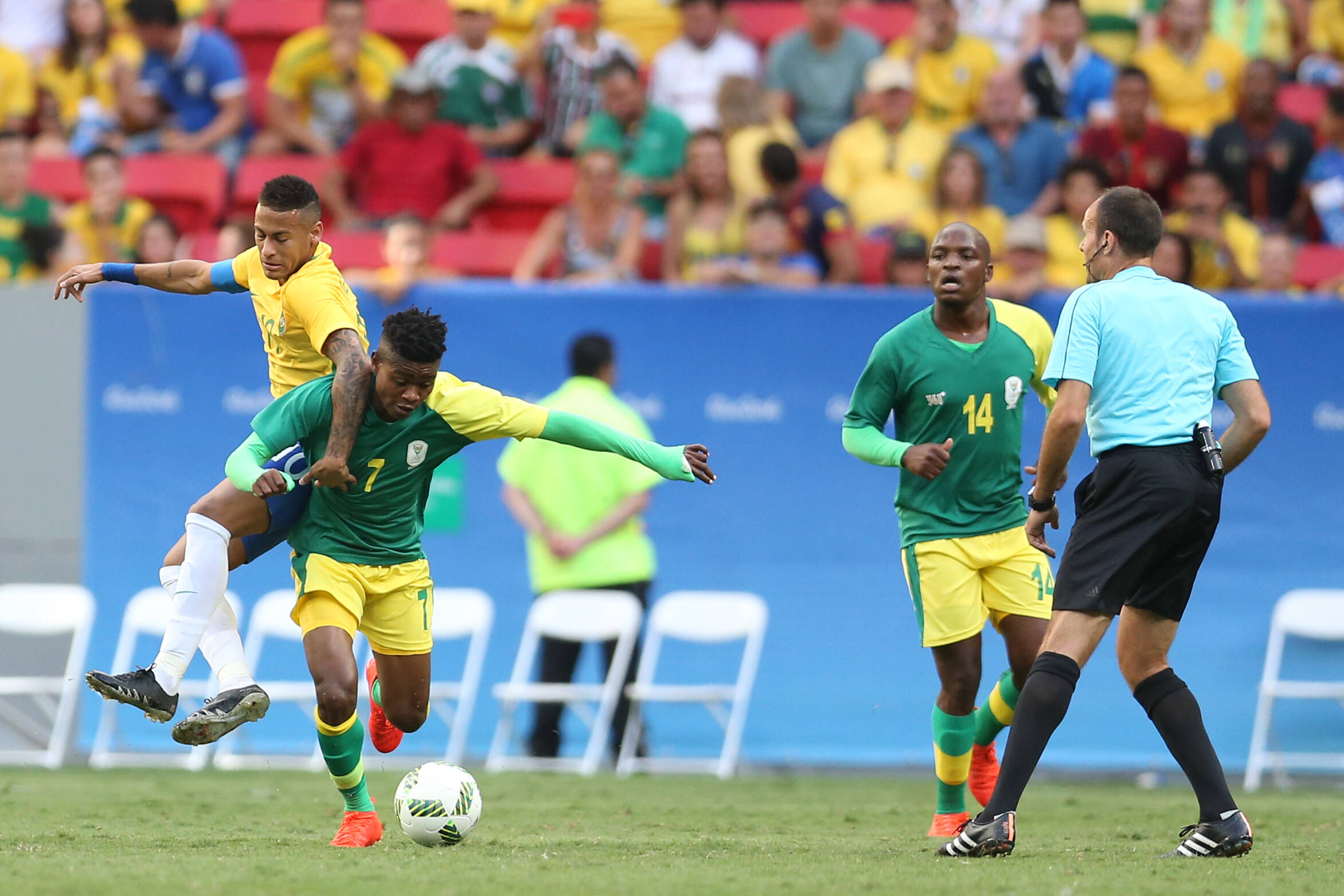 Neymar disputa bola no alto. Foto: Mowa Press