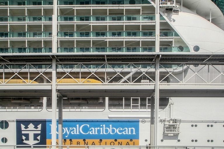 “Tudo foi feito no prazo previsto no cronograma, apesar de sua partida ter sido adiada devido às condições do vento”, comunicou a Royal Caribbean, na ocasião. Reprodução: Flipar