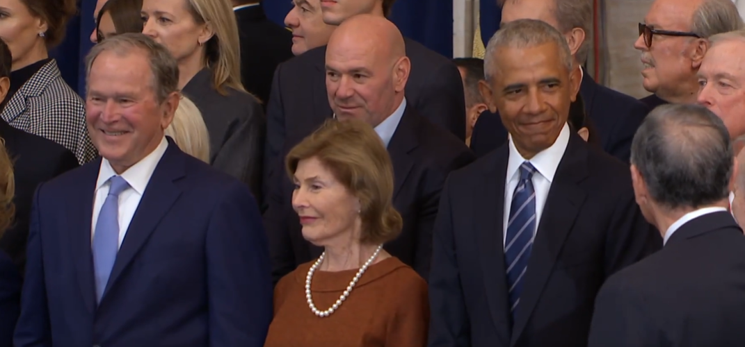 Os ex-presidentes dos EUA George W. Bush (esquerda) e Barack Obama (direita) na posse de Trump. Foto: Reprodução/redes sociais