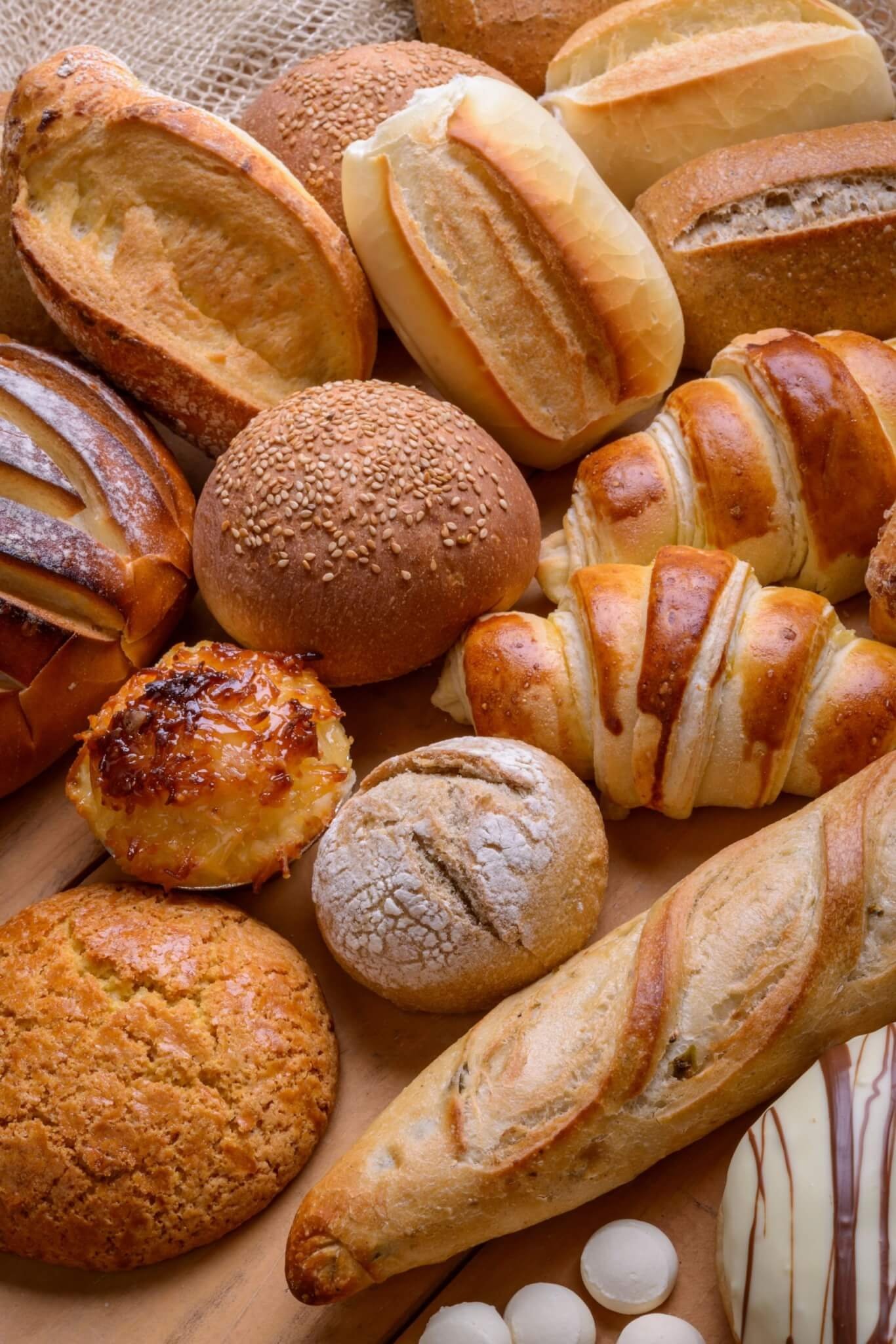 O glúten é uma proteína encontrada em cereais como trigo, cevada e centeio. No entanto, algumas pessoas sofrem de intolerância ao glúten, condição que abrange tanto a sensibilidade não celíaca quanto a doença celíaca. Neste caso, evitar consumi-lo é muito importante. Porém, muitas pessoas não imaginam que alguns alimentos aparentemente inofensivos possam conter glúten em suas composições. Veja! Reprodução: EdiCase