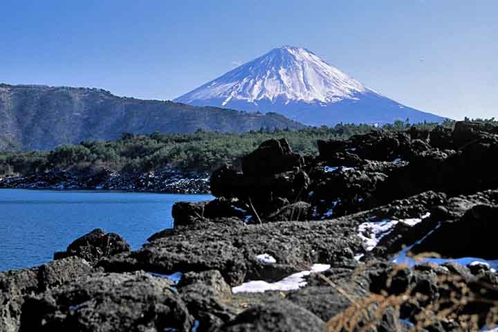 Outras alternativas incluem o Lago Kawaguchi e o Parque Chureito, que continuam abertos ao público e oferecem vistas panorâmicas sem obstruções da montanha. Reprodução: Flipar