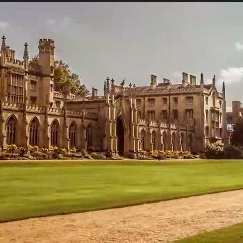 Em 1964, Blunt confessou que atuava como espião da então União Soviética desde a década de 1930. Recrutado quando era um jovem professor na Universidade de Cambridge (foto), ele ocupou posto no alto escalão do serviço secreto britânico durante a Segunda Guerra Mundial e passou informações para a KGB, a agência de inteligência soviética. 
 Reprodução: Flipar