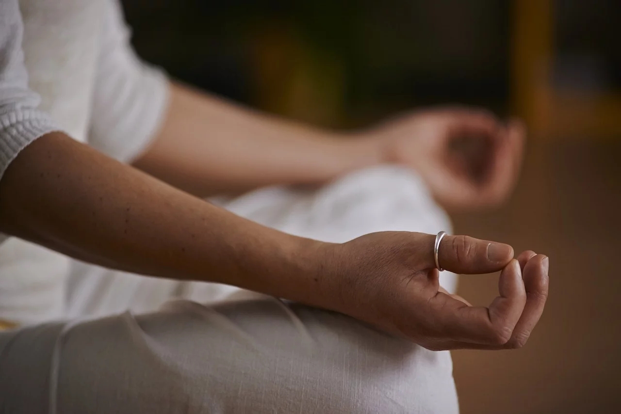 Se a adrenalina estiver elevada, faça o que você gosta para relaxar antes de se deitar. A meditação e a ioga são boas opções para quem curte esse tipo de atividade. A mente vai afastando a agitação, preparando o corpo para o descanso.  Reprodução: Flipar