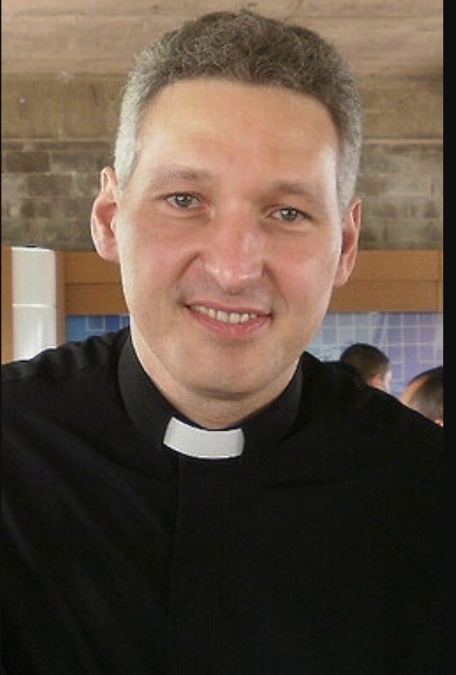 Padre Marcelo Rossi, uma das figuras religiosas mais populares do Brasil, foi investigado pelo Vaticano por aproximadamente dez anos, de 1999 até 2009. A apuração teve origem em uma denúncia anônima feita por um religioso brasileiro, que o acusava de culto ao personalismo, exibicionismo excessivo na televisão e desvirtuamento das práticas católicas.
 Reprodução: Flipar