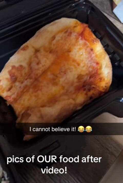 Uma cliente do restaurante “The Cheescake Factory” em Kansas City, nos Estados Unidos, teve uma surpresa desagradável ao levar o que sobrou da comida para casa. Ao abrir a embalagem, ela descobriu que não se tratava do mesmo prato que havia saboreado no estabelecimento. 
 Reprodução: Flipar