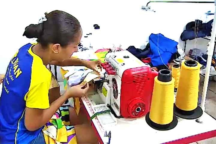 Lurex de carnaval é um tecido brilhante, flexível e elástico, feito de fios metálicos, que é muito usado para confecção de fantasias e decorações.  Reprodução: Flipar