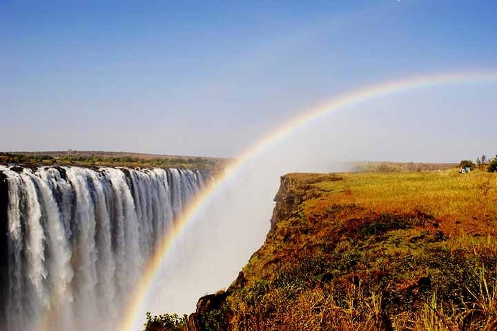 Cataratas do Niágara : Cidade: Niagara Falls, fronteira entre os EUA e o Canadá - A grande quantidade de névoa e spray d’água que se eleva das quedas cria condições perfeitas para a formação de arco-íris em dias ensolarados. O sol, ao bater nas gotículas em suspensão, refrata a luz, criando o fenômeno. Reprodução: Flipar