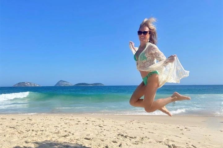 “Caminhando à beira da segunda melhor praia do mundo com a minha ‘Garotinha de Ipanema’, escreveu Helô na legenda das imagens. 
 Reprodução: Flipar