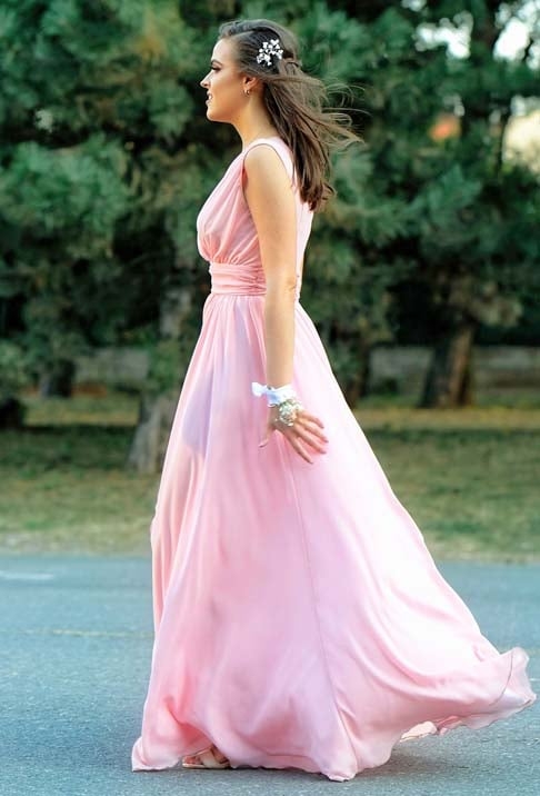 Vestidos longos com caudas que se arrastam pelo chão são vetados pelo parque. Esta vestimenta pode atrapalhar a movimentação do público. Reprodução: Flipar