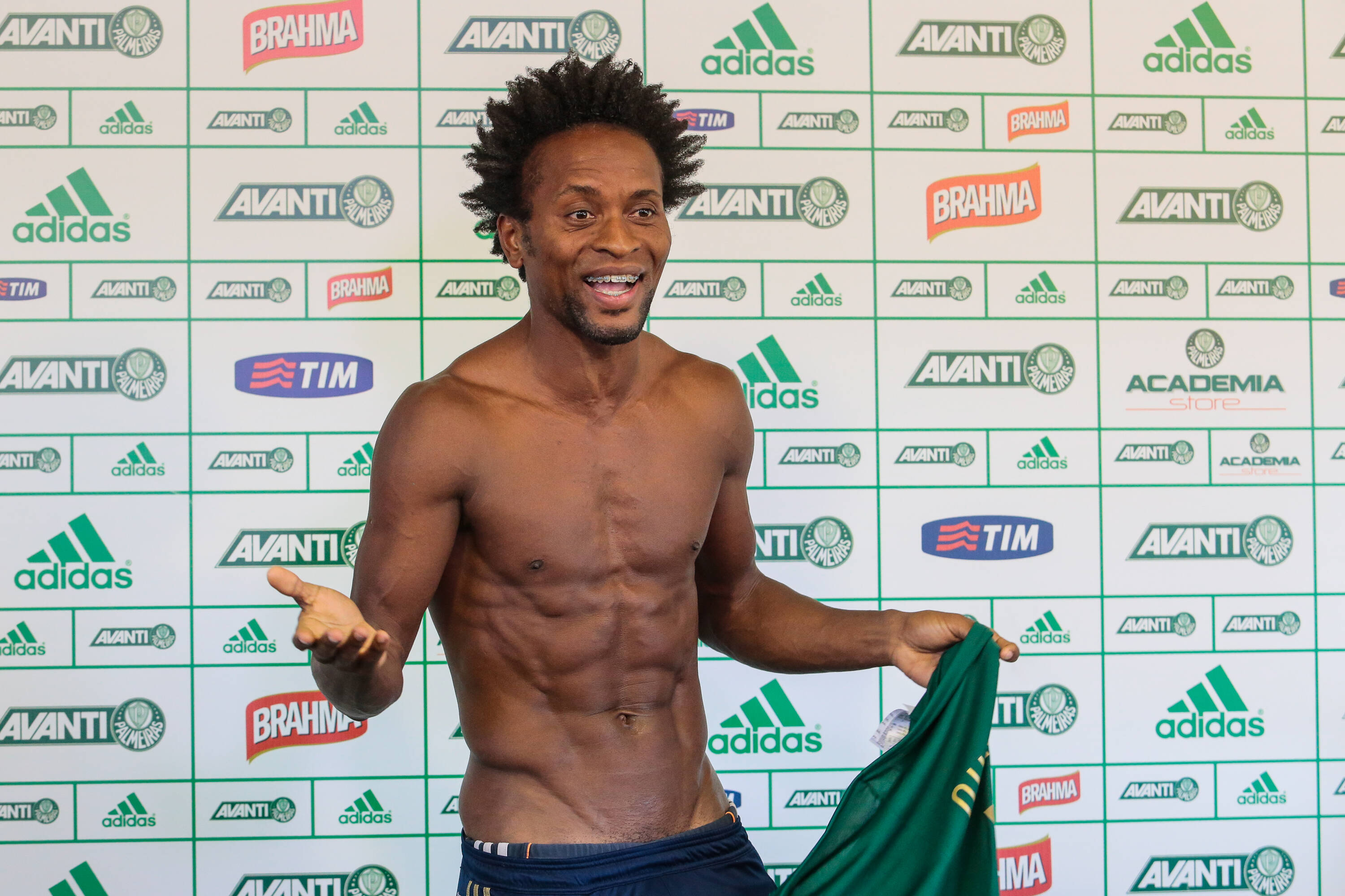 Zé Roberto prova boa forma física e barriga tanquinho na apresentação. Foto: Leandro Martins/Futura Press