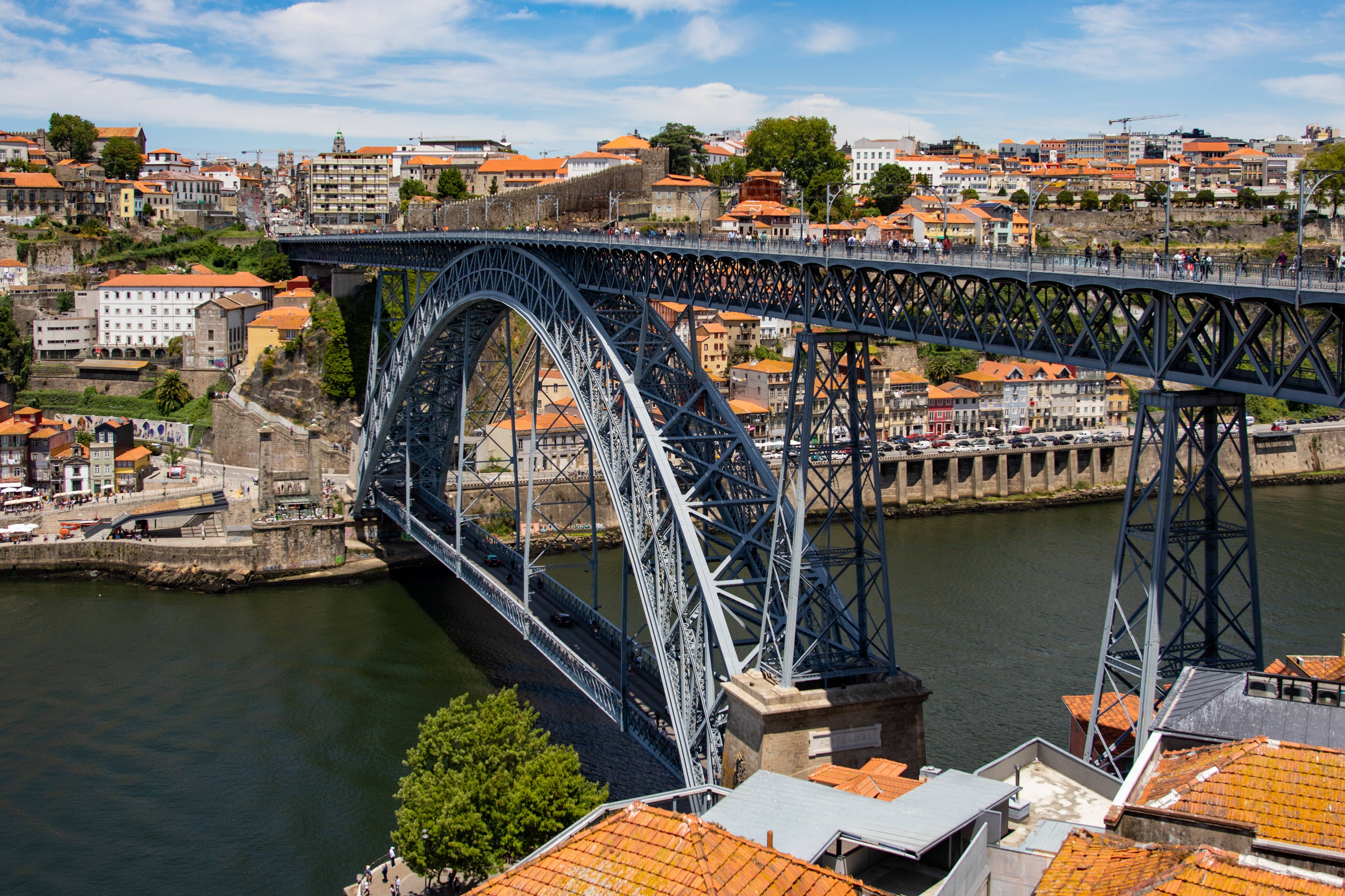 Ponte D Luís I, que conecta Porto a Gaia. Foto: Magda Ehlers/Pexels