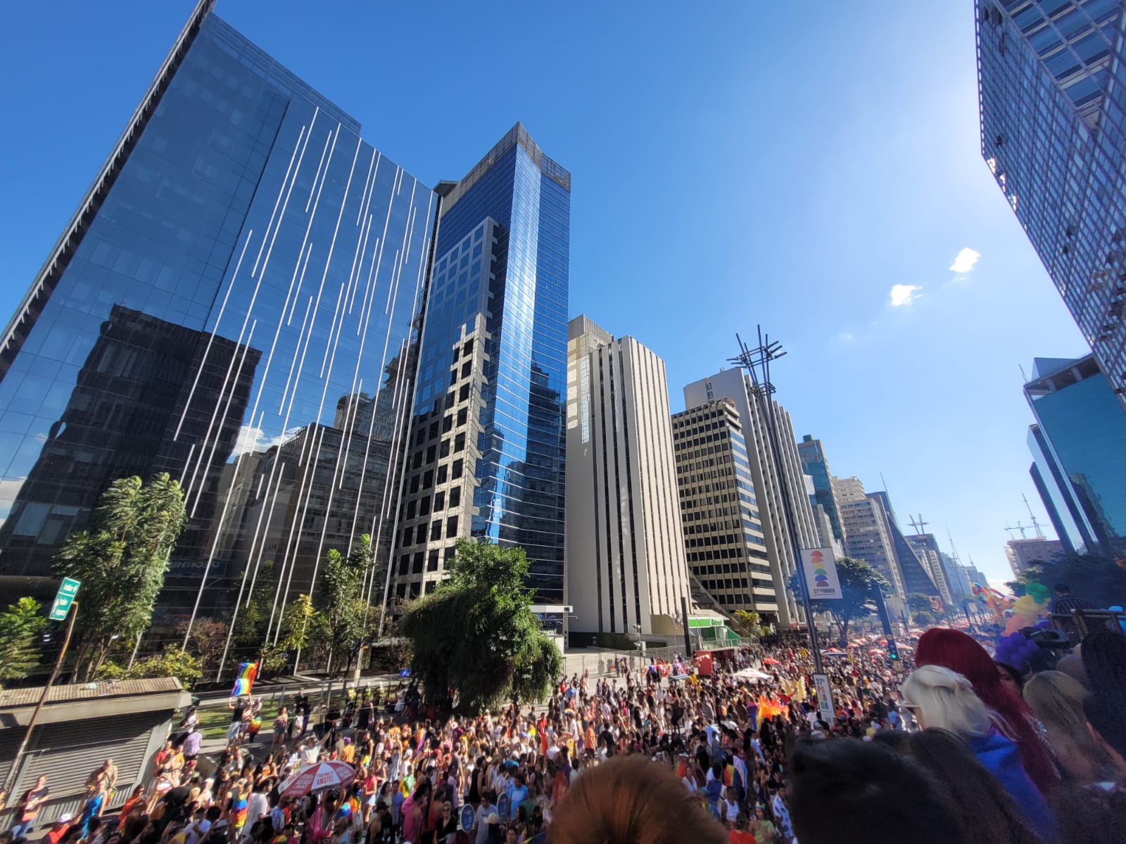 O calor faz a alegria dos participantes da Parada do Orgulho, em São Paulo