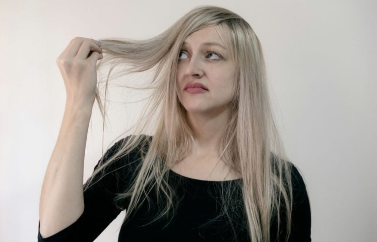 No caso das mulheres, apenas o minoxidil é recomendado devido aos riscos que a finasterida apresenta durante a gravidez, podendo causar anomalias em fetos masculinos.  Reprodução: Flipar