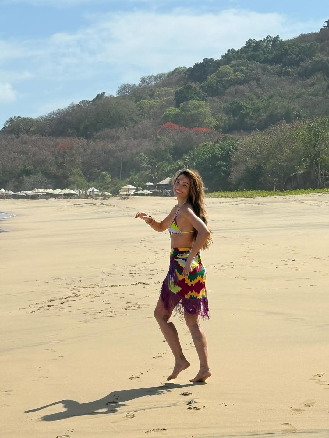 Patrícia Poeta caminha na praia. Foto: Reprodução/ Instagram @patriciapoeta