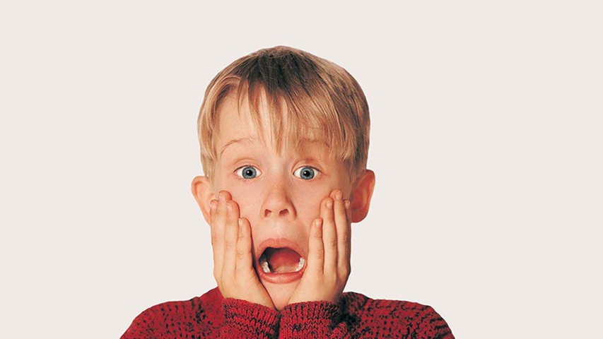 Macaulay Culkin disse à People que os filhos assistem ao filme “Esqueceram de Mim” com frequência e que adoram, mas não fazem ideia de que ele é o Kevin.  No filme, lançado em 1990, Kevin é deixado sozinho em casa enquanto a família viaja no Natal e precisa impedir que dois ladrões roubem sua residência.
 Reprodução: Flipar