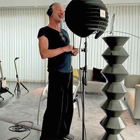 A canção foi escrita quando o mundo vivia sob as tensões da Guerra Fria - polarização entre os Estados Unidos e a então União Soviética. Nela, Sting defendia a paz e exaltava a humanidade independentemente das nações. 
 Reprodução: Flipar