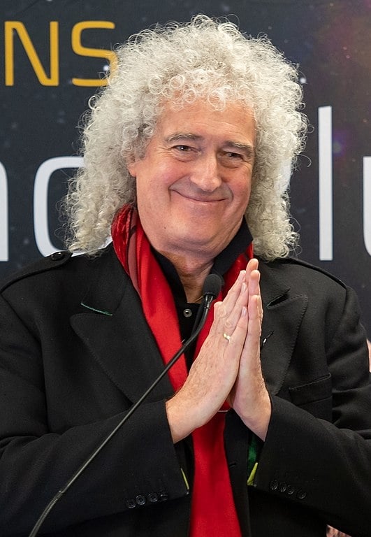 Brian May:  O  icônico guitarrista da banda de rock Queen foi agraciado com o título de cavaleiro pelo Rei Charles III em uma cerimônia realizada em 16/3 no Palácio de Buckingham, em Londres. Reprodução: Flipar