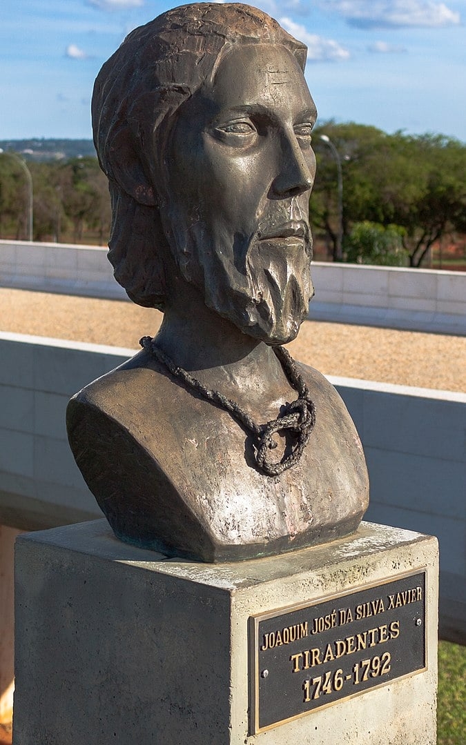 A cidade se chamava Vila de São José e foi ali que nasceu Joaquim José da Silva Xavier.  Dentista, tropeiro, minerador, militar e ativista político, apelidado de Tiradentes, ele é herói nacional. Morreu enforcado no Rio de Janeiro em 1792 e deu nome à cidade após a proclamação da República, em 1889. Reprodução: Flipar